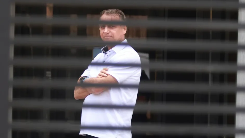 Arrestan a Bolsonaro por presuntamente intentar fugarse antes de entrar a prisión