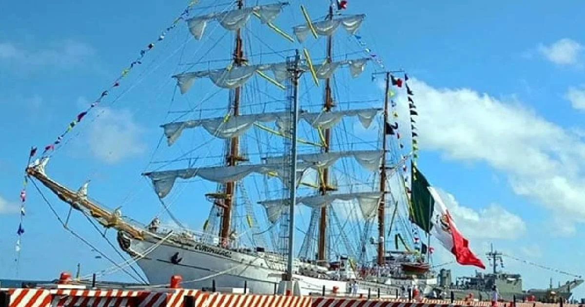 Tras accidente en NY, el Buque Escuela Cuauhtémoc reaparece en ceremonia en Veracruz