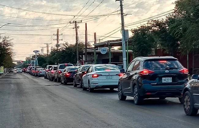 La línea de vehículos se extiende varios kilómetros en el puente dos y hasta 10 calles o más en el puente 1