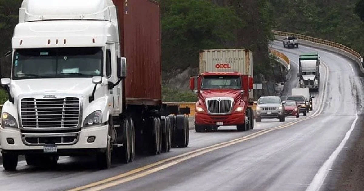 Transportistas sufren hasta 70 robos diarios en carreteras y denuncian extorsiones de policías