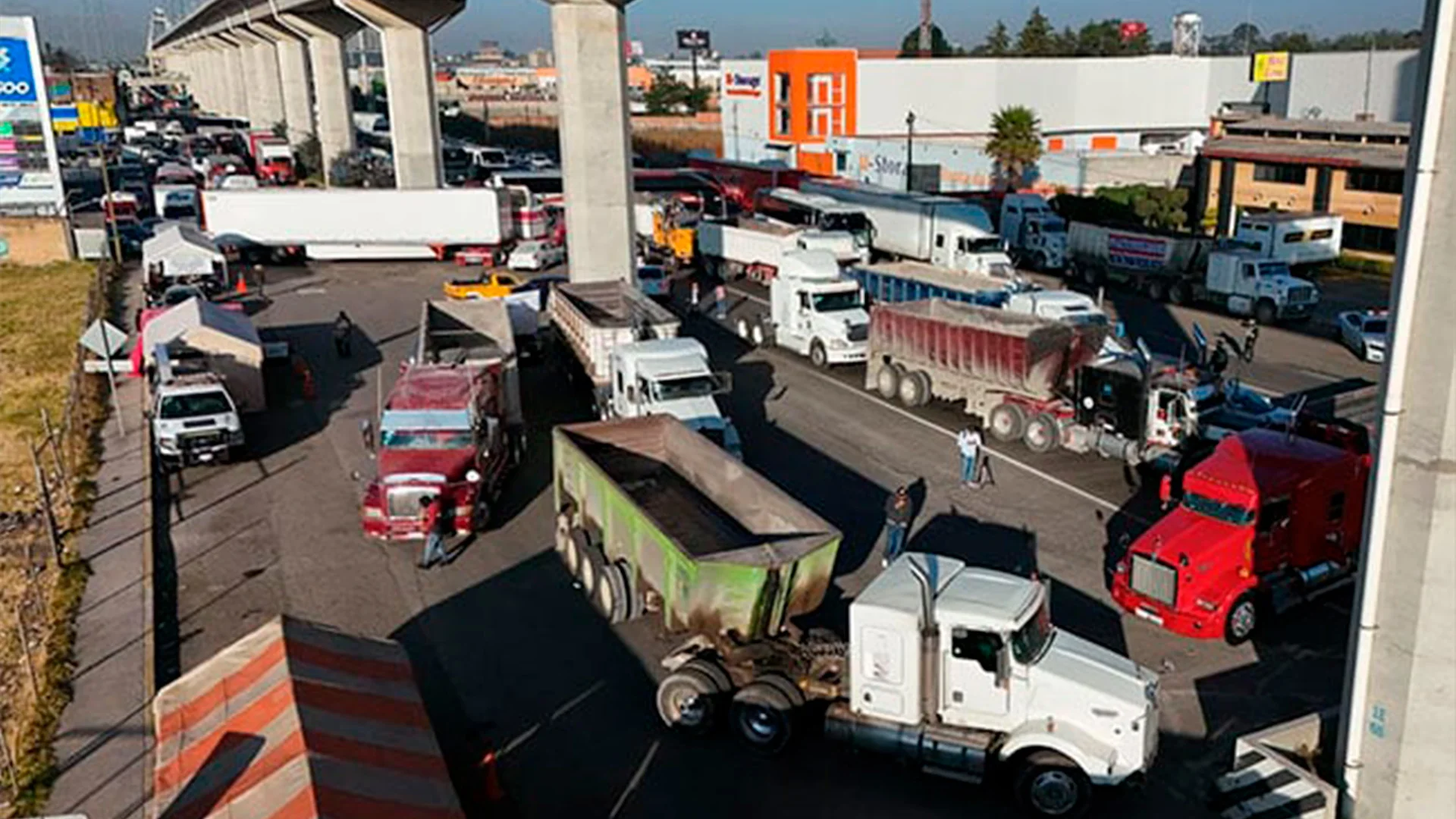 Los productores agrícolas y los transportistas amagaron con tomar una veintena de vías federales y dos cruces internacionales.