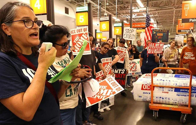 De acuerdo con CBS, la operación de los manifestantes duró casi una hora y los manifestantes marcharon por los pasillos de Home Depot con pancartas.