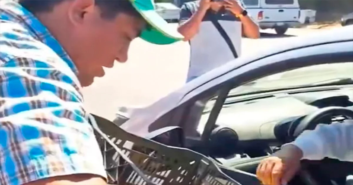 Campesinos de Guerrero regalan fruta a automovilistas varados durante bloqueo
