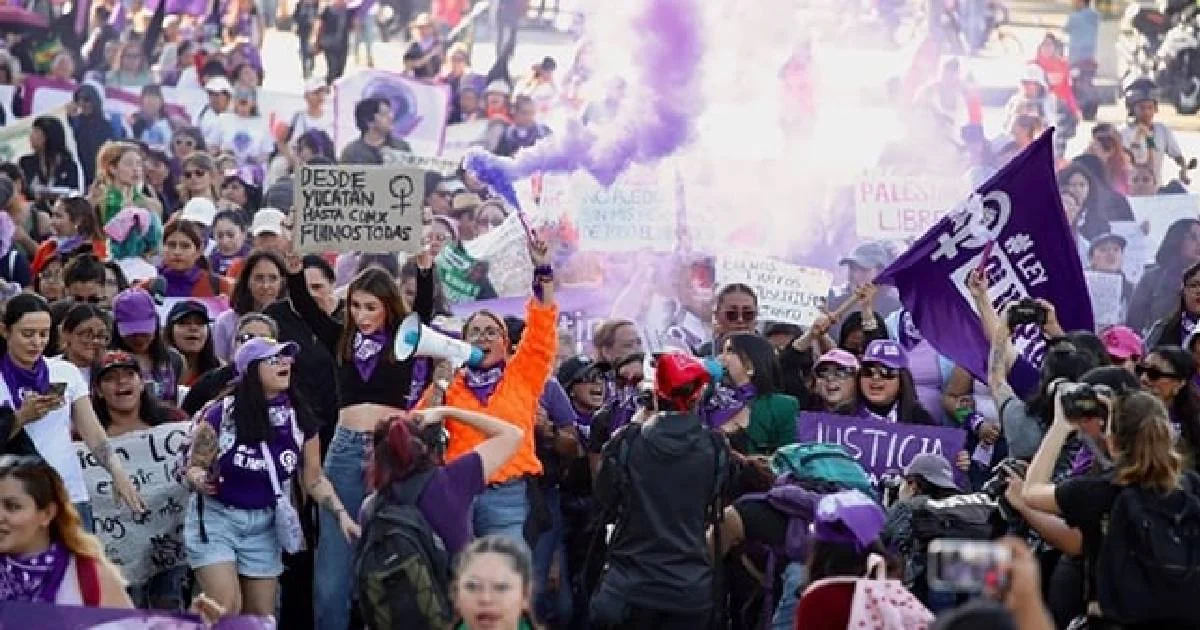 Llama Sheinbaum a que marcha del 25N sea pacífica; blindan el Zócalo