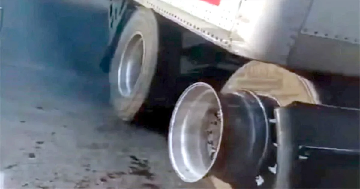 Los transportistas registraron en video cómo los vehículos pesados se quedaron sin llantas tras el asalto en el Arco Norte.