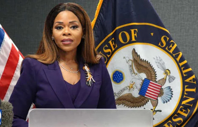 Cherfilus-McCormick se presentó ante las autoridades antes de su audiencia en una corte federal en Miami