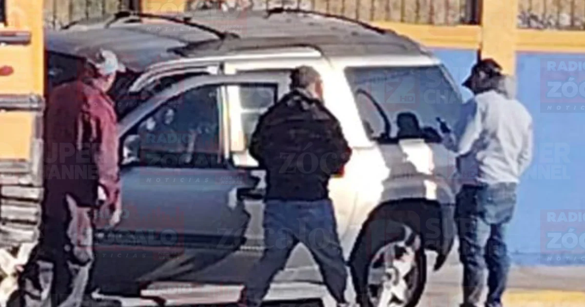 Mujer hospitalizada tras chocar contra camión