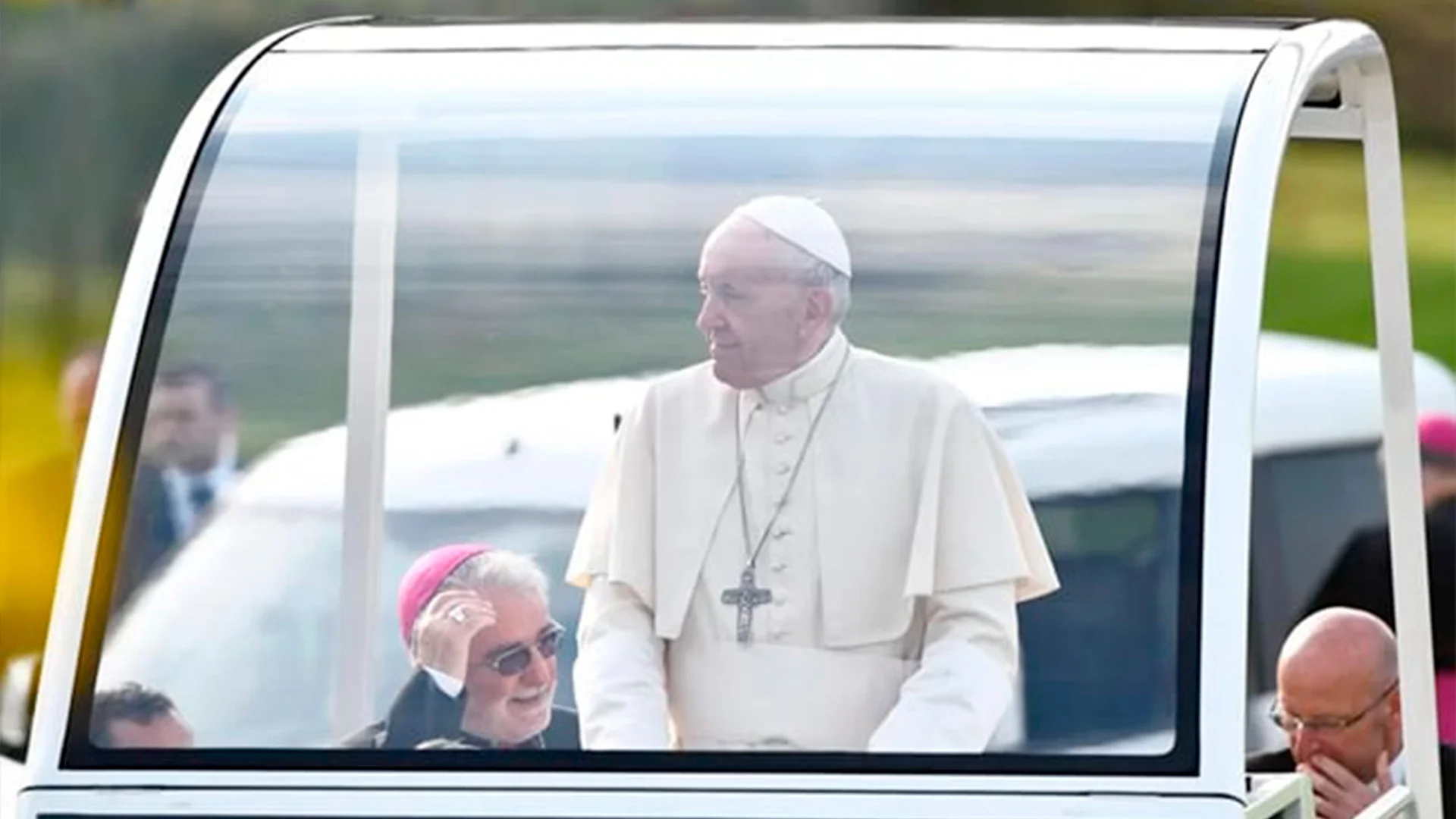 El evento se realizó en el patio trasero, al aire libre, de una cafetería muy cercana a la Basílica de la Natividad, declarada como patrimonio.