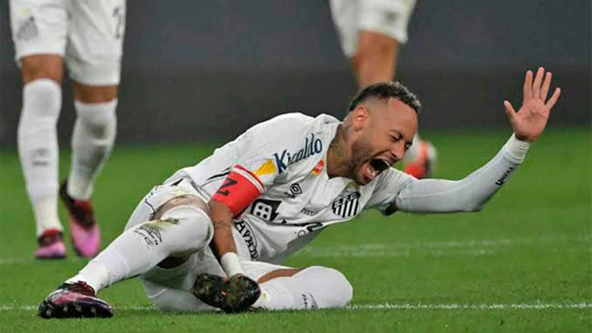 El astro brasileño no ha podido brillar en su regreso al Santos y volvió a ser castigado con una lesión.