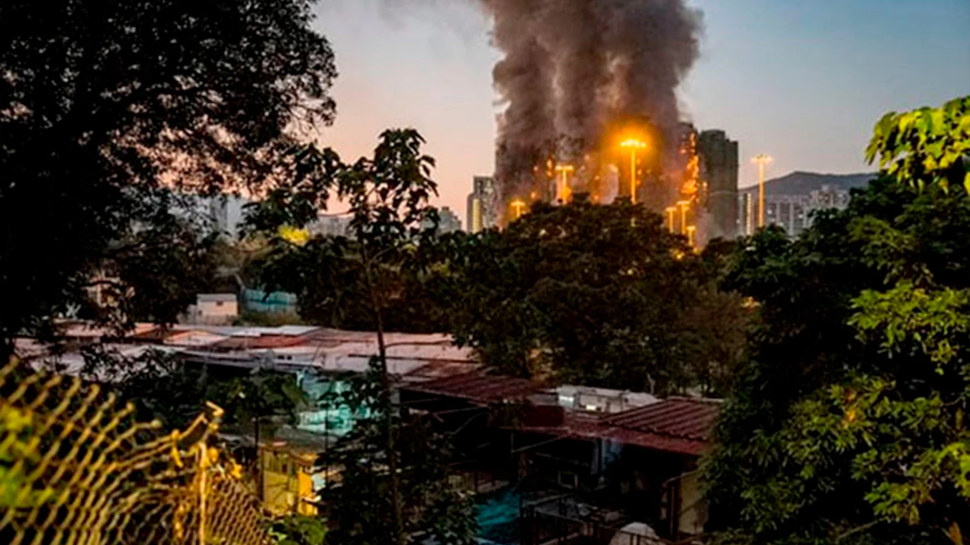 Aumenta a 13 el número de fallecidos en el incendio de varios edificios en Hong Kong