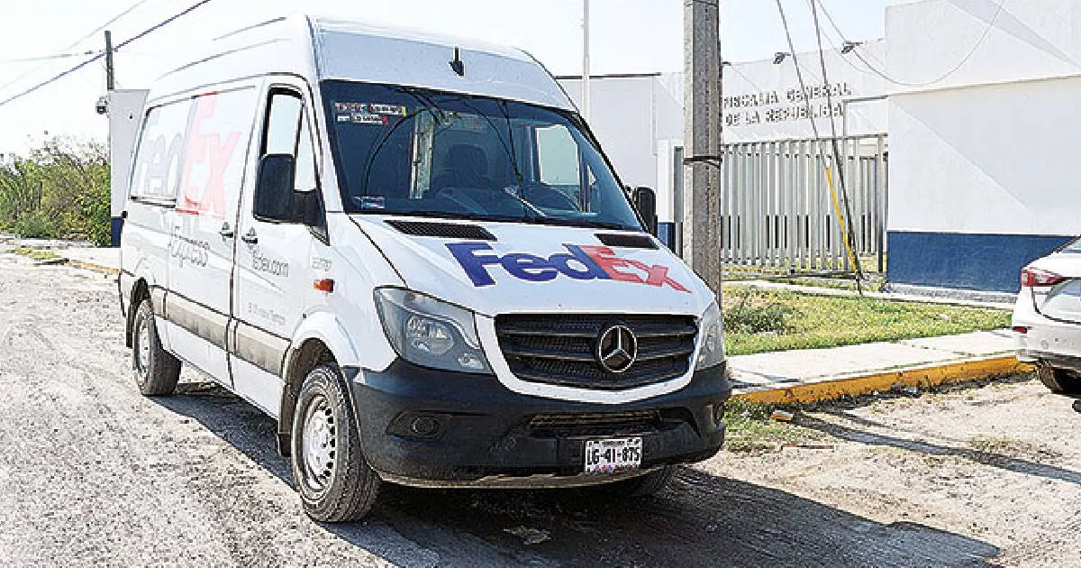 Hallan droga en vehículo de paquetería