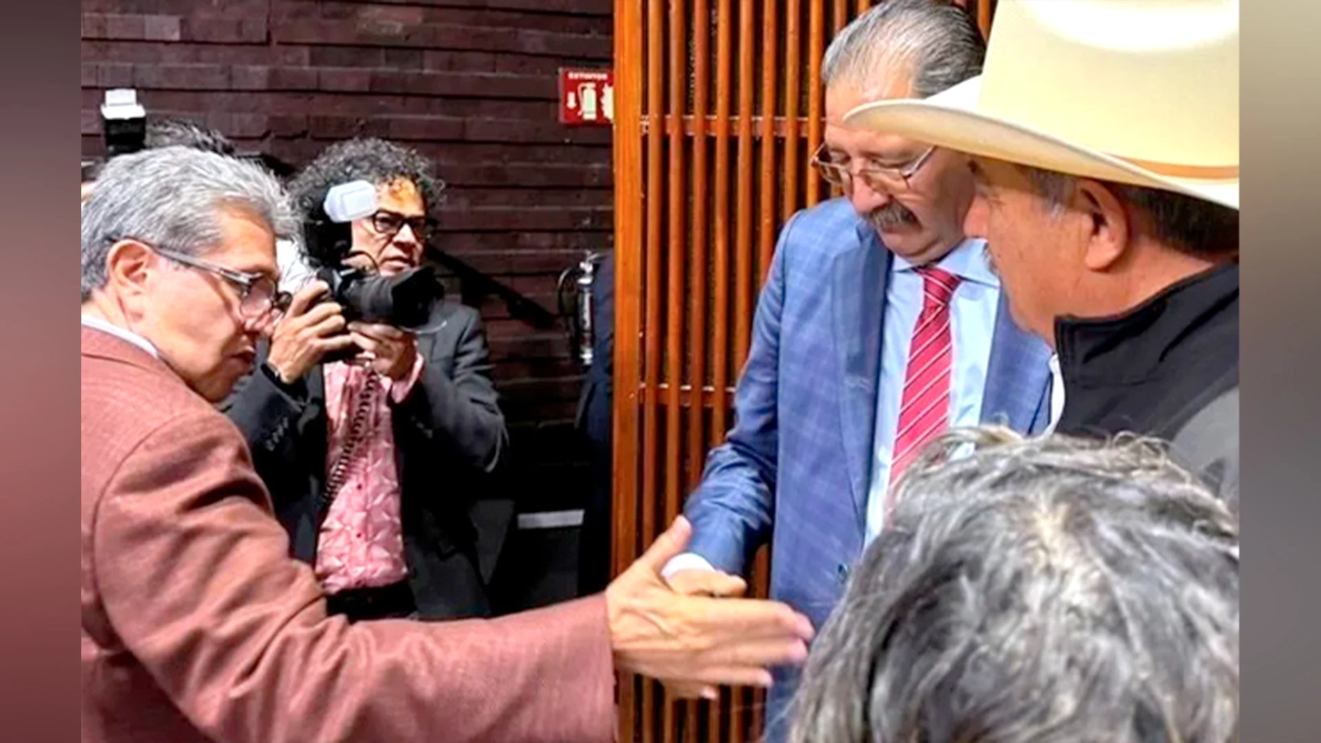 En reunión con campesinos, Monreal prometió gestionar mesas de trabajo sobre Ley de Aguas e intervenir para retomar diálogo con Segob.