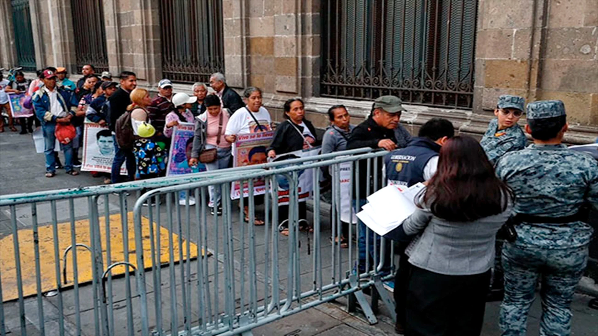 Los padres y madres de los 43 normalistas de Ayotzinapa arribaron para sostener una reunión con la presidenta.