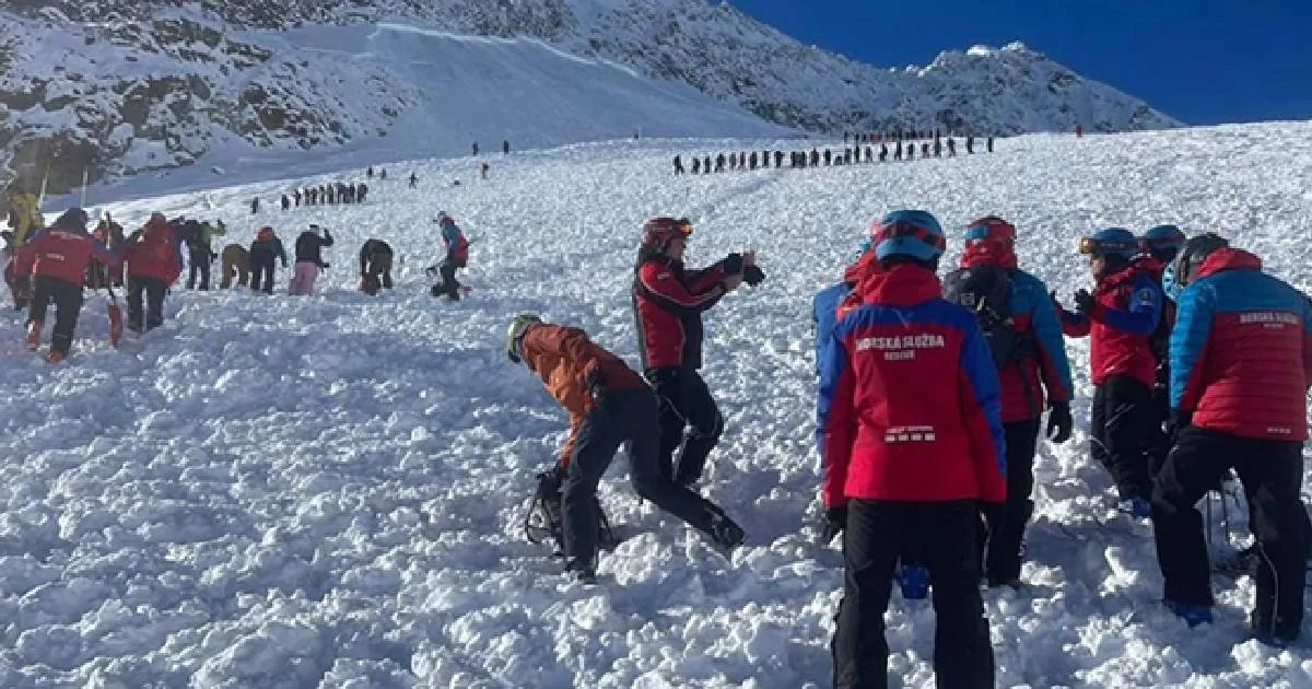 VIDEO: Rescatan esquiadores atrapados en la nieve tras una avalancha en Austria