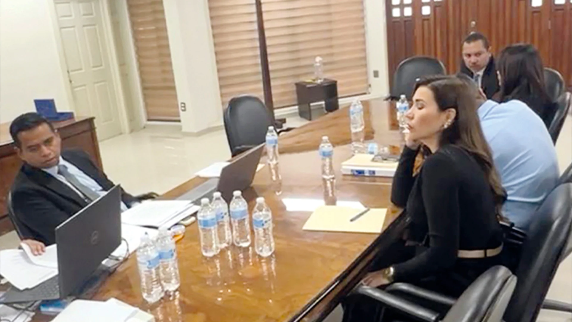 Tania Flores se presentó en las instalaciones de la Auditoría junto a su equipo de trabajo y abogados, realizando una comparecencia.