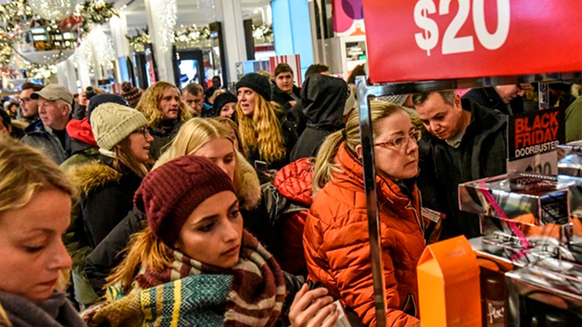 Las ofertas de este año atraerán multitudes récord, pero el gasto promedio caerá por la inflación, el desempleo y un consumo más selectivo en EU.