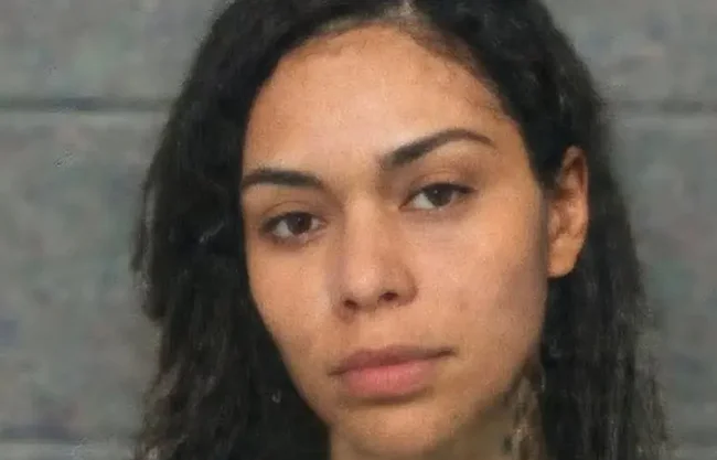 Detienen a mujer en EU por cobrar manutención de su hijo… de tres hombres distintos