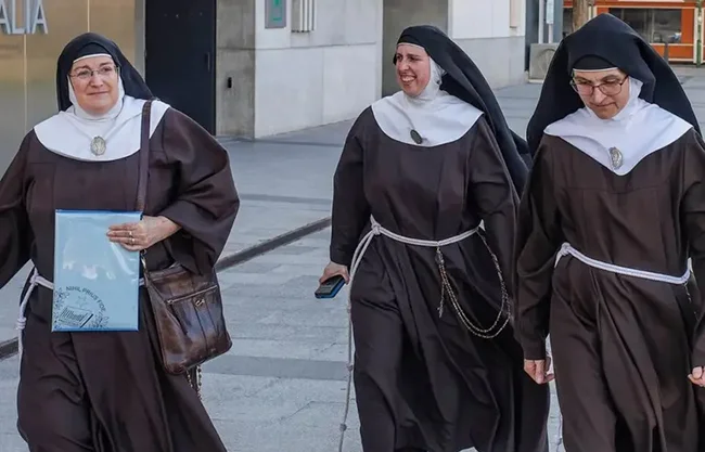 Dos exmonjas rebeldes excomulgadas tras romper con el Vaticano, fueron detenidas e investigadas por apropiación indebida de bienes sacros