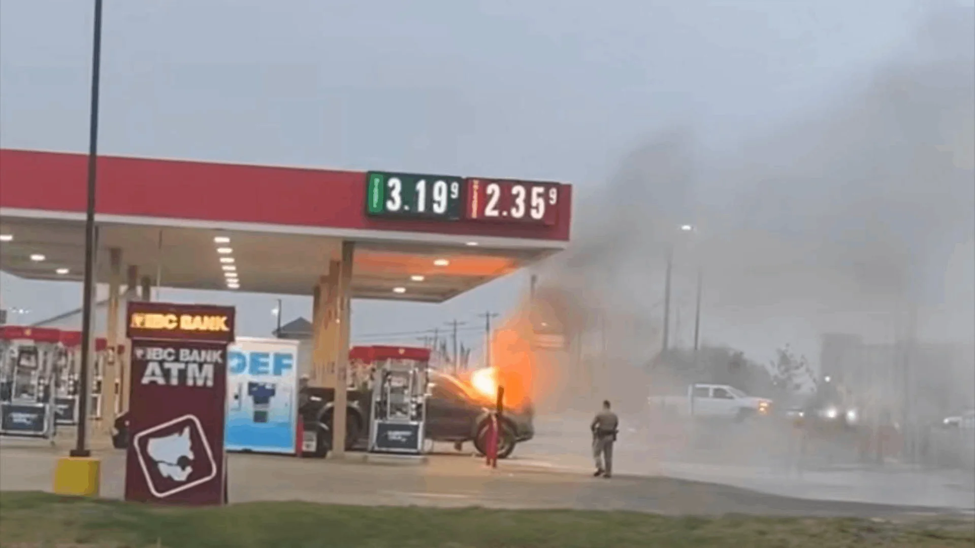 Arde una troca en plena gasolinera de Eagle Pass