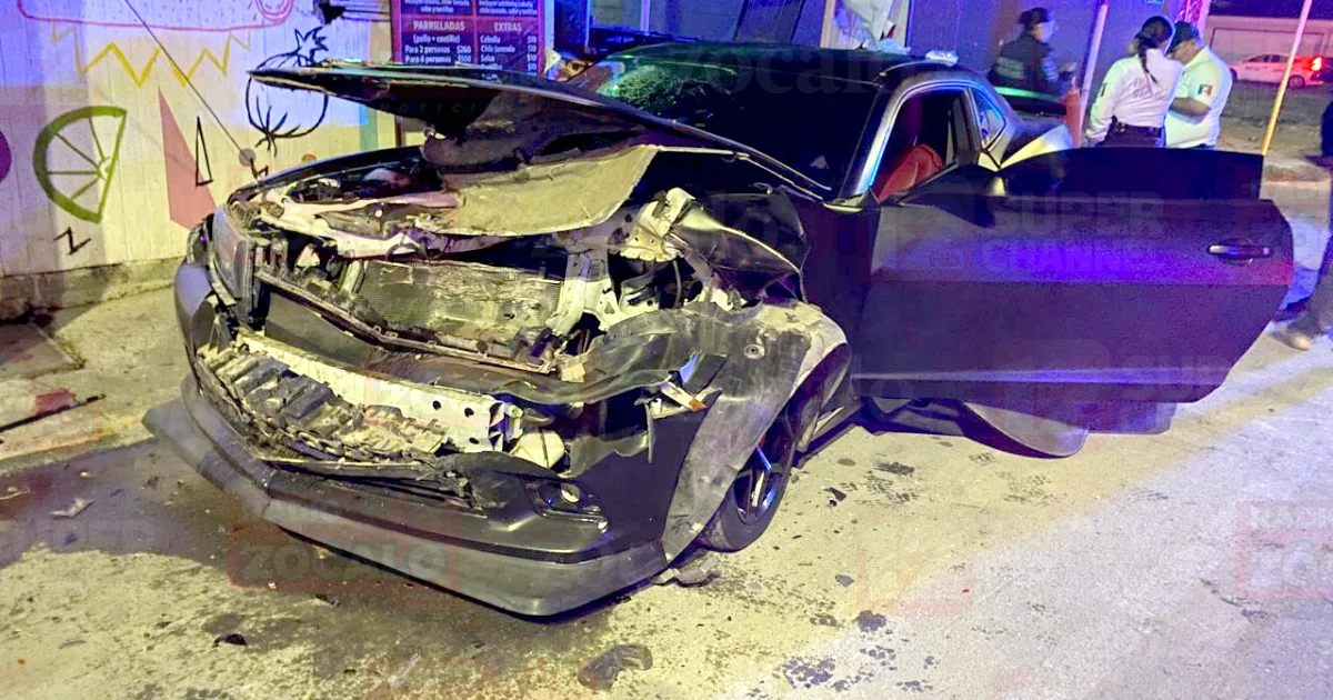 Automóvil deportivo choca de lleno contra vehículo estacionado