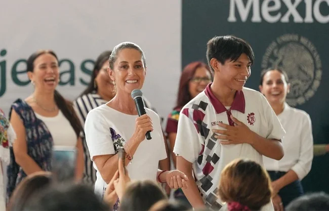 La mandataria subrayó que el objetivo de construir más preparatorias es que ningún joven se quede sin estudiar.