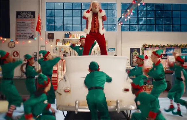No es la primera vez que John Travolta se viste de Papá Noel para una comercial. El año pasado se puso el traje para recrear una escena de la película