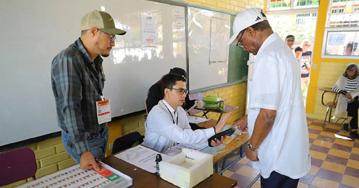 Hondureños salen a votar en una jornada crucial para su frágil democracia