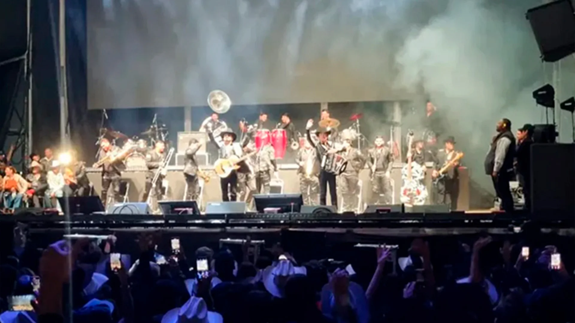 Los Dos Carnales se quedan sin audio durante su show en Bendito Rodeo por excederse de tiempo