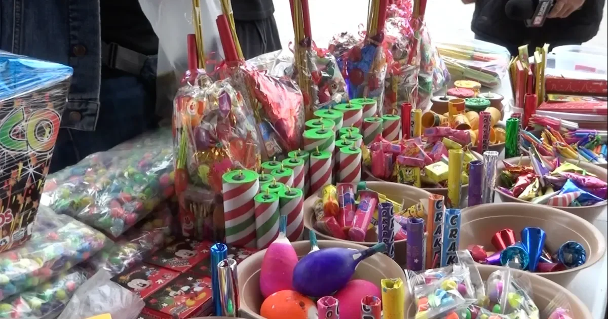 El Secretario del Ayuntamiento, Daniel Aguilar Muñoz, indicó que solamente está permitida la venta de pirotecnia con luz o “chispas”.