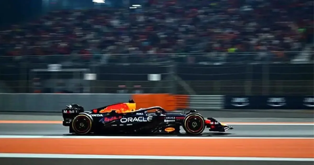 Fue el mejor beneficiado y subió a lo más alto del podio, compartiéndolo con Oscar Piastri y Carlos Sainz