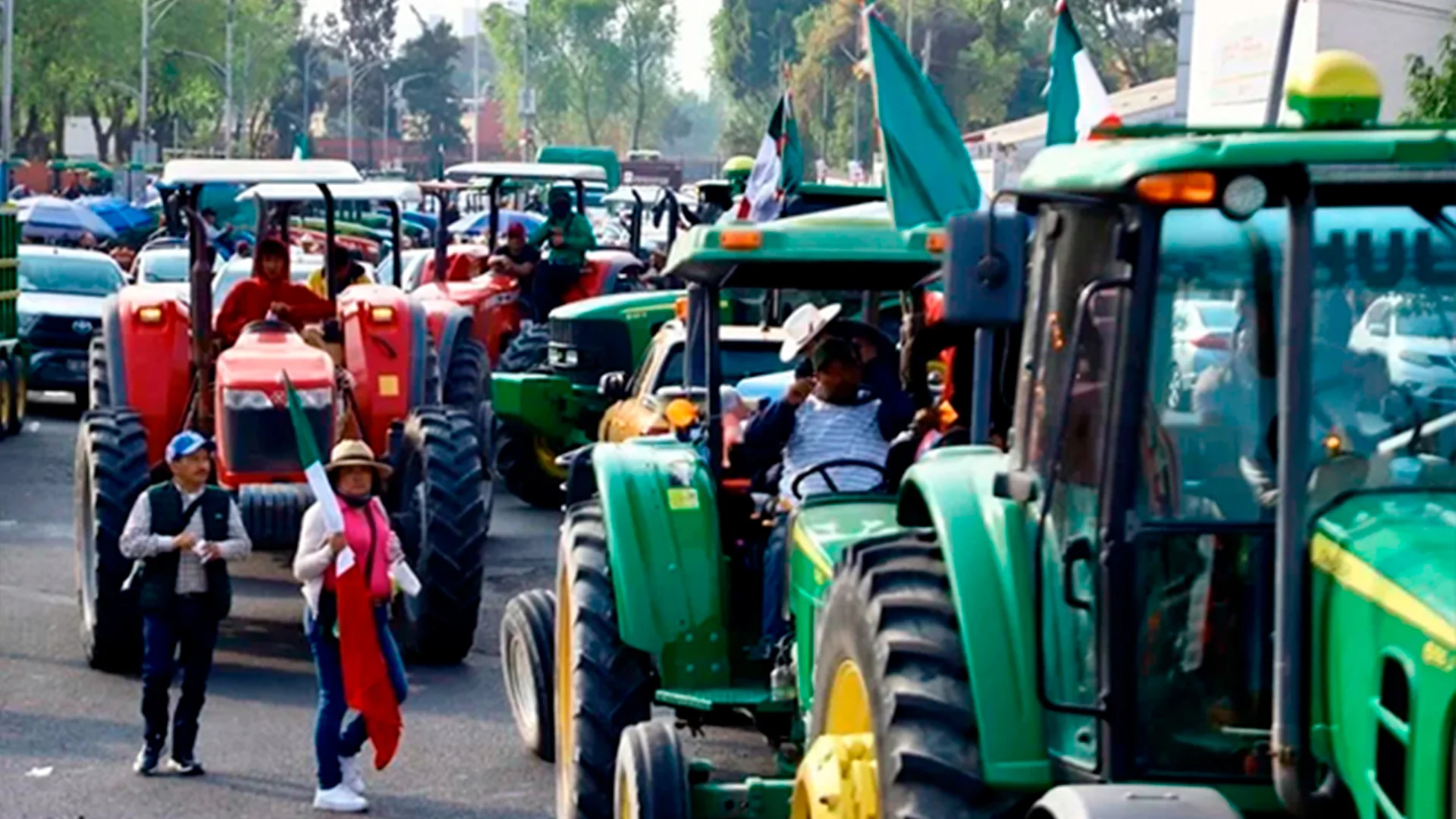 La caravana que partió hace dos días desde Veracruz, abandonó esta tarde las inmediaciones del recinto legislativo.