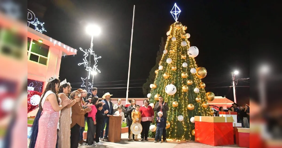 Familias de Nava se reúnen en la plaza principal para el tradicional encendido navideño 2025, marcando el inicio oficial de la temporada festiva con un ambiente de unión y esperanza.