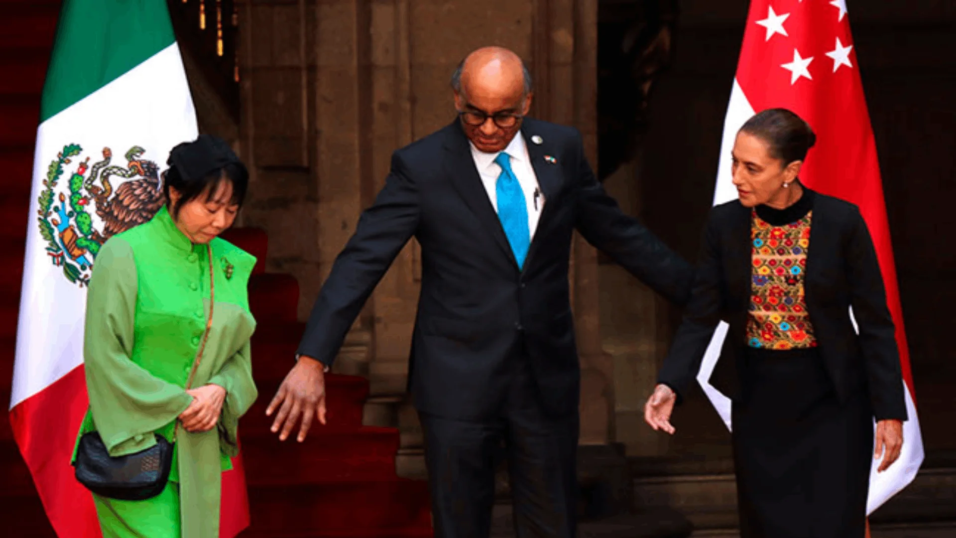 Sheinbaum extendió la mano hacia la esposa del líder asiático, pero Shanmugaratnam también extendió el brazo, indicándole que mantuviera distancia.