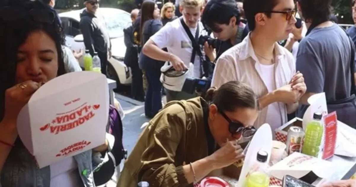 Abre taquería de Dua Lipa entre filas y reclamos