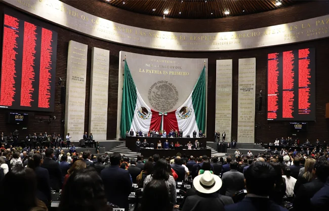 Diputados aplazaron sesión para aprobar las consultas sobre la propuesta de empatar las elecciones intermedias con la revocación de mandato.