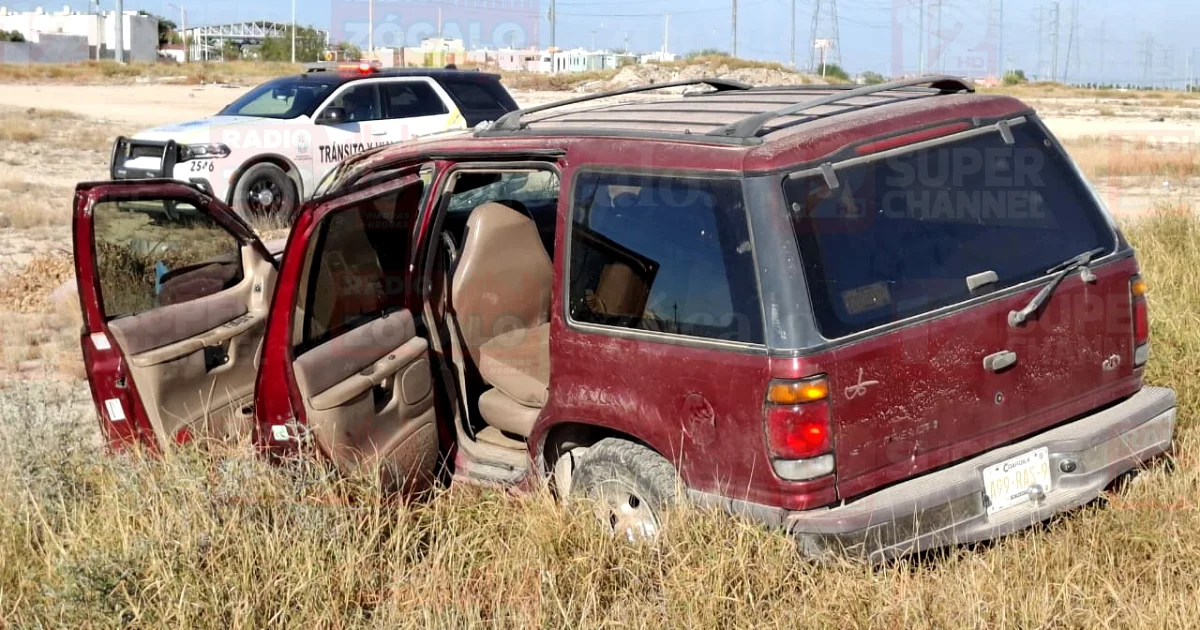 Camioneta quedó volcada y sus ocupantes huyeron del lugar. Vecinos reportan exceso de velocidad