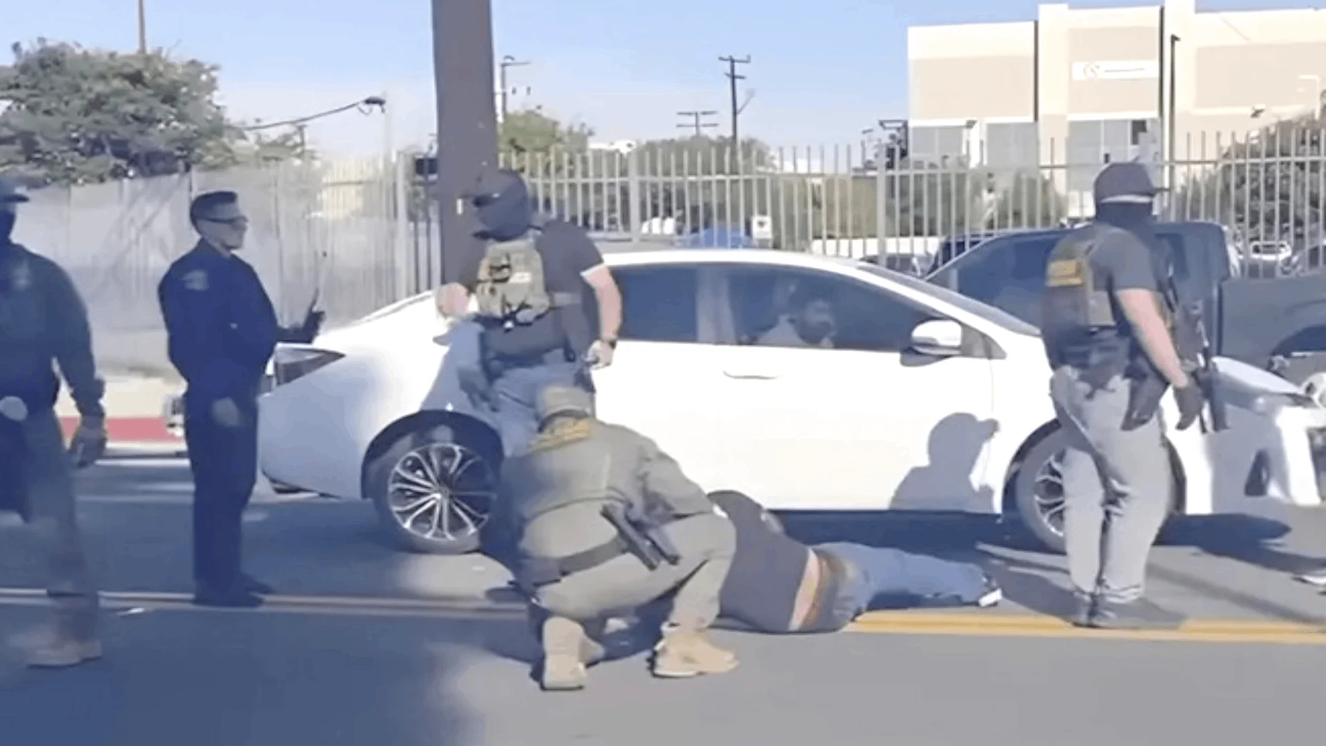 La Policía de Huntington Park y el Departamento de Bomberos de Los Ángeles acudieron al lugar y coordinaron el traslado del hombre a un hospital.