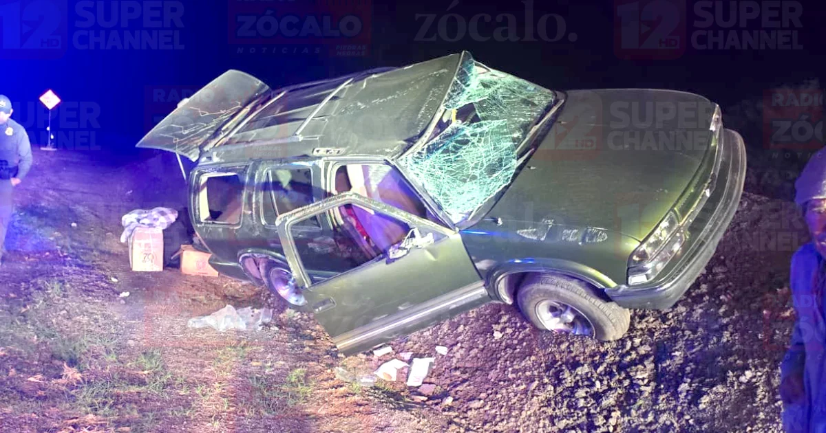 Pareja mayor se salva de milagro tras volcar su auto