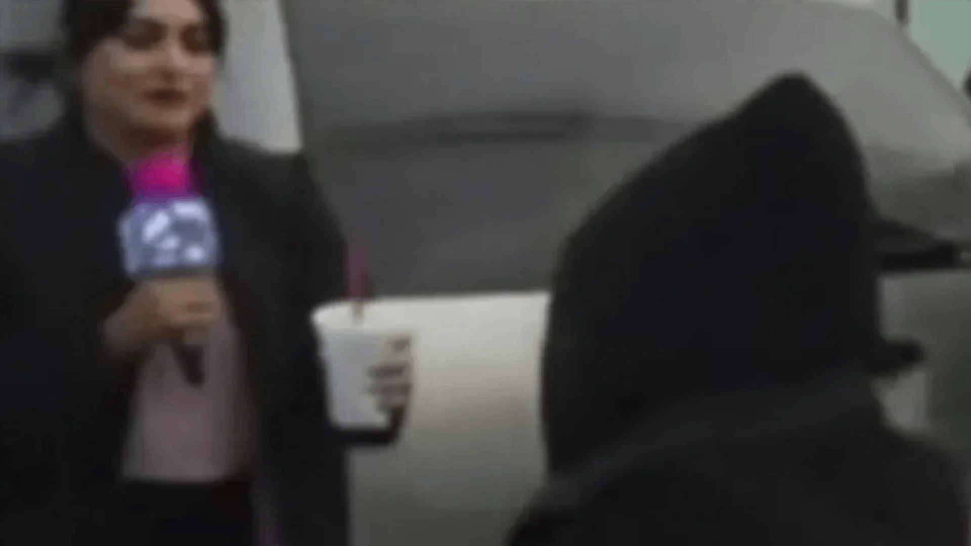 Mujer agrede a reportera durante pleno enlace desde el centro de Monterrey, NL