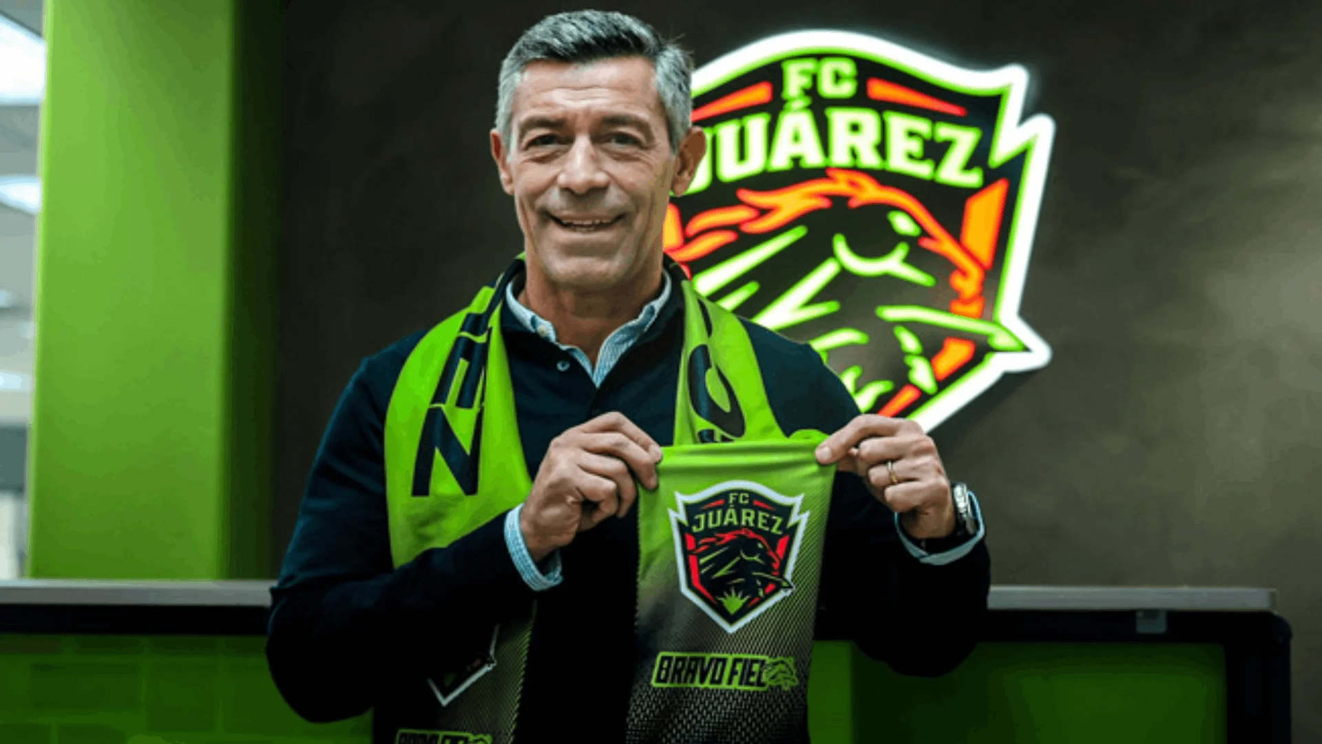 El portugués llega con un contrato a dos años, convirtiéndose en el primer entrenador europeo que dirige al club en su historia.