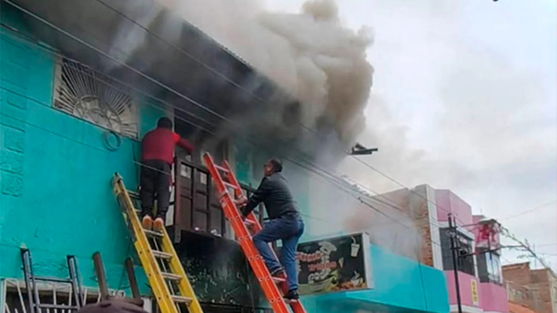 De acuerdo con los testigos, un grupo de estudiantes se encontraba celebrando un cumpleaños.