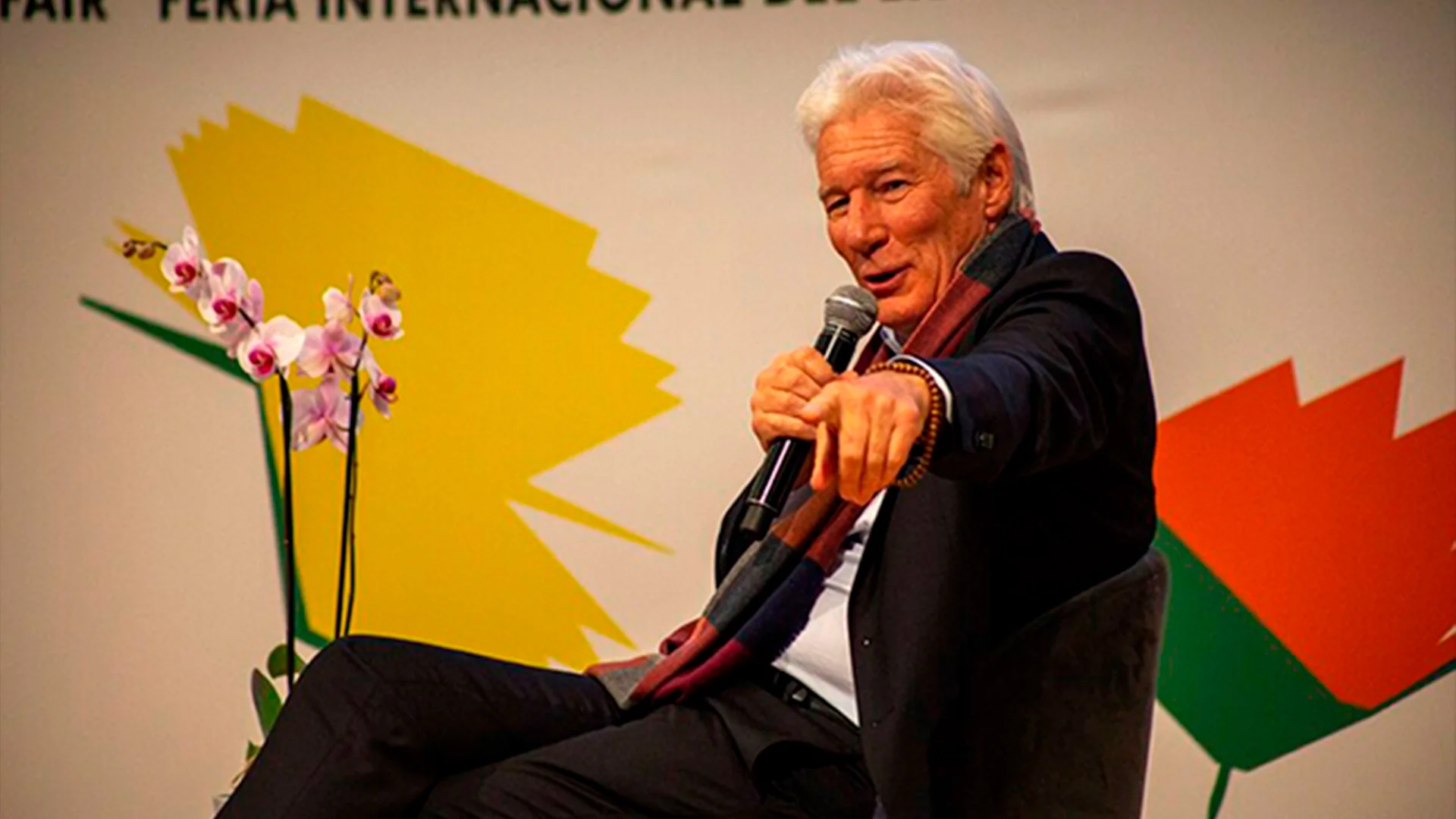 Durante su participación en la feria del libro, el actor de 'Mujer Bonita' también elogió a la Presidenta Claudia Sheinbaum.