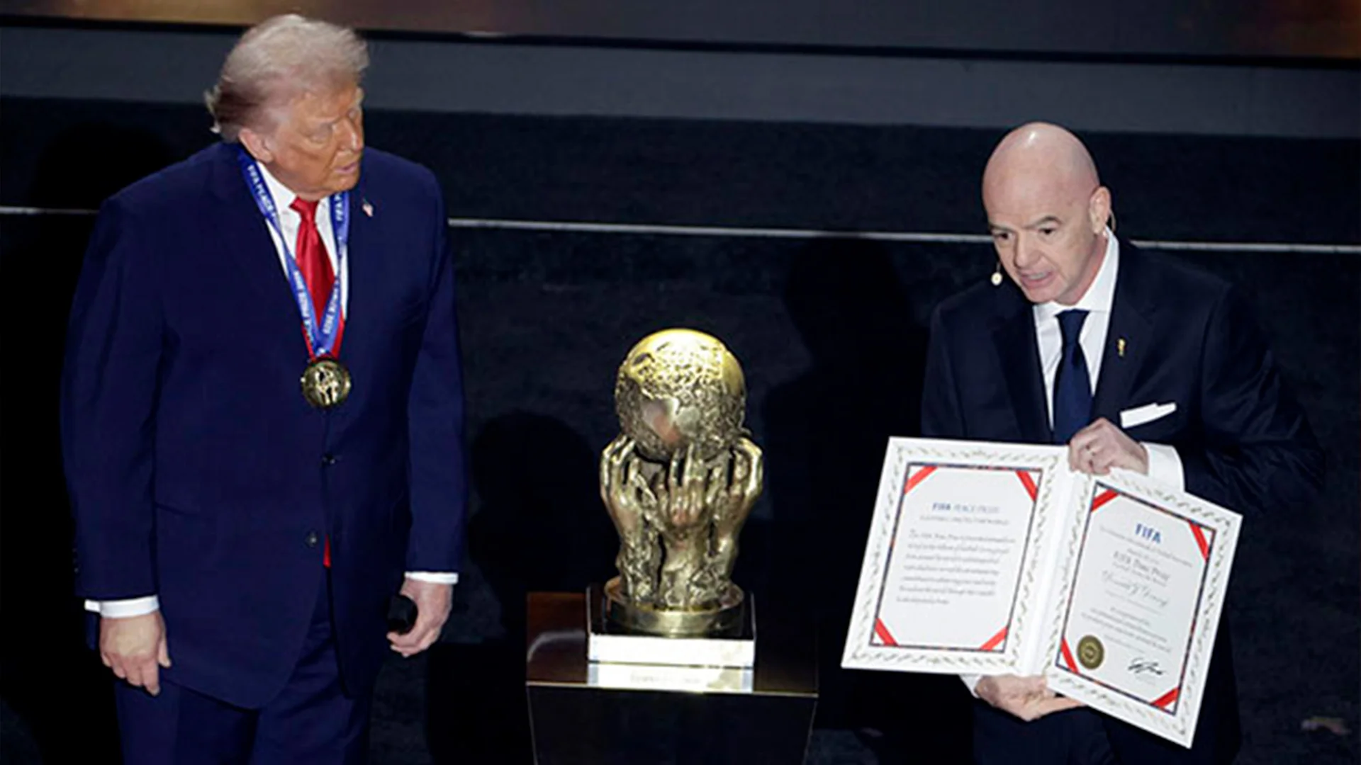 Donald Trump es galardonado con el primer premio FIFA de la Paz