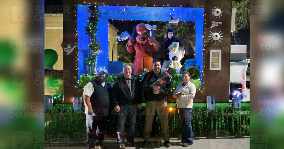 Departamento de policía de Del Río gana premio al mejor carro alegórico navideño con creativa temática inspirada en videojuegos clásicos.