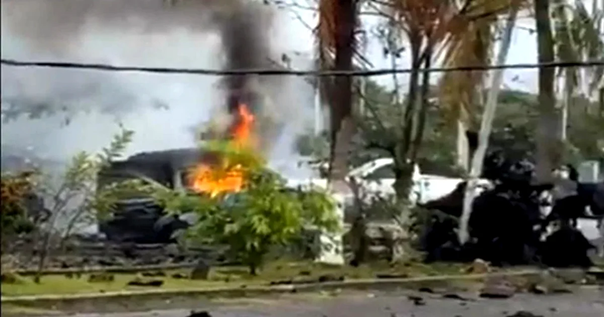 La cifra de muertos por la explosión de un coche bomba frente a instalaciones de la Policía Comunitaria de Coahuayana, Michoacán, se elevó a cinco.