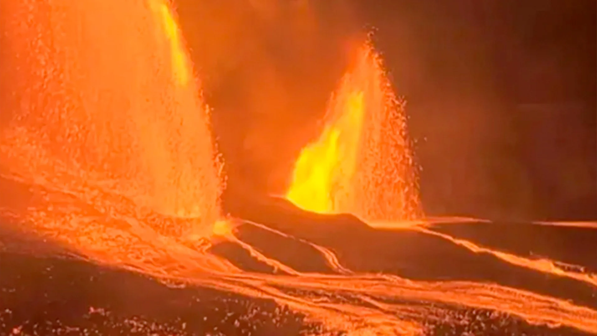 Captan erupción del volcán Kilauea en Hawái; lava alcanzó 370 metros de altura