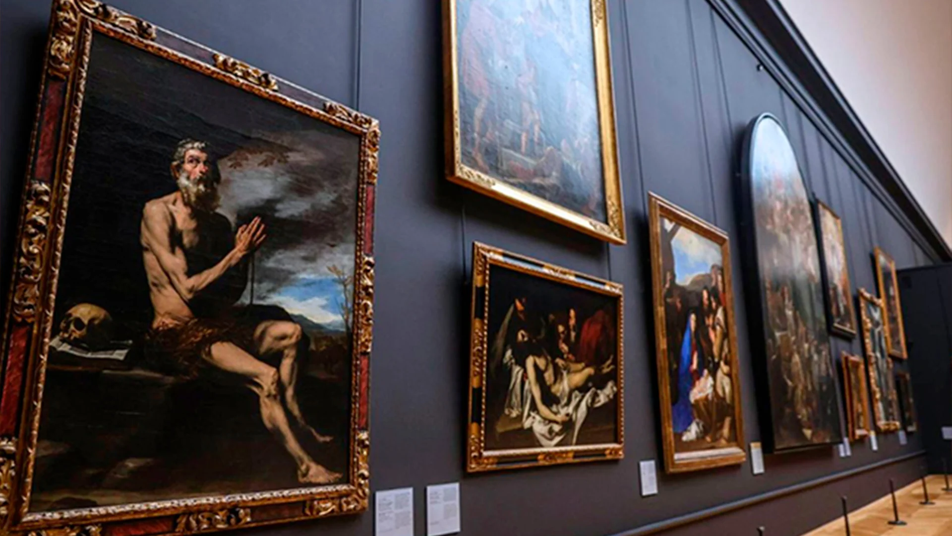 El Museo del Louvre está envuelto nuevamente en la polémica por una inundación de agua sucia que dañó más de 400 obras.