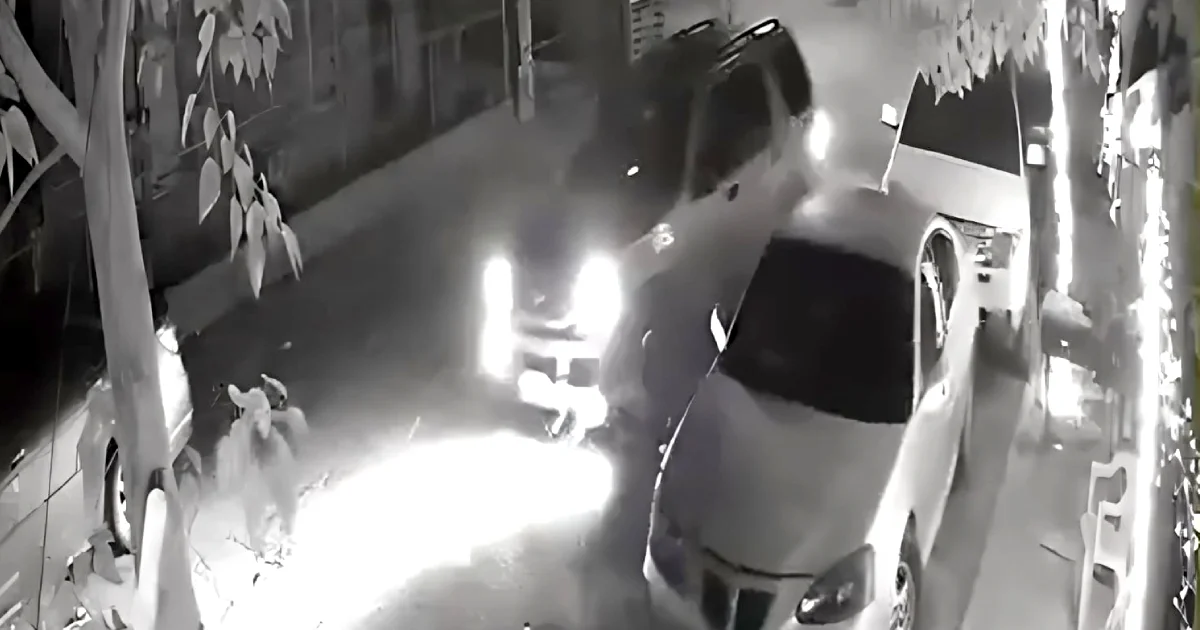 Huye conductor tras chocar dos autos estacionados