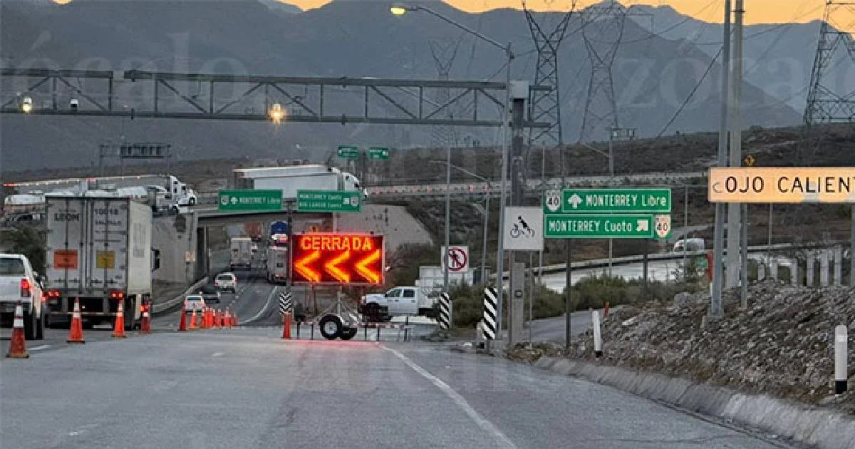 Continúa cerrada la autopista Sal-Mty por remoción de escombros tras incendio de tráiler