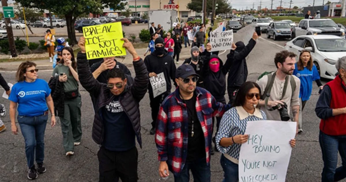 Agentes de ICE lanzan gases lacrimógenos contra manifestantes en Chicago